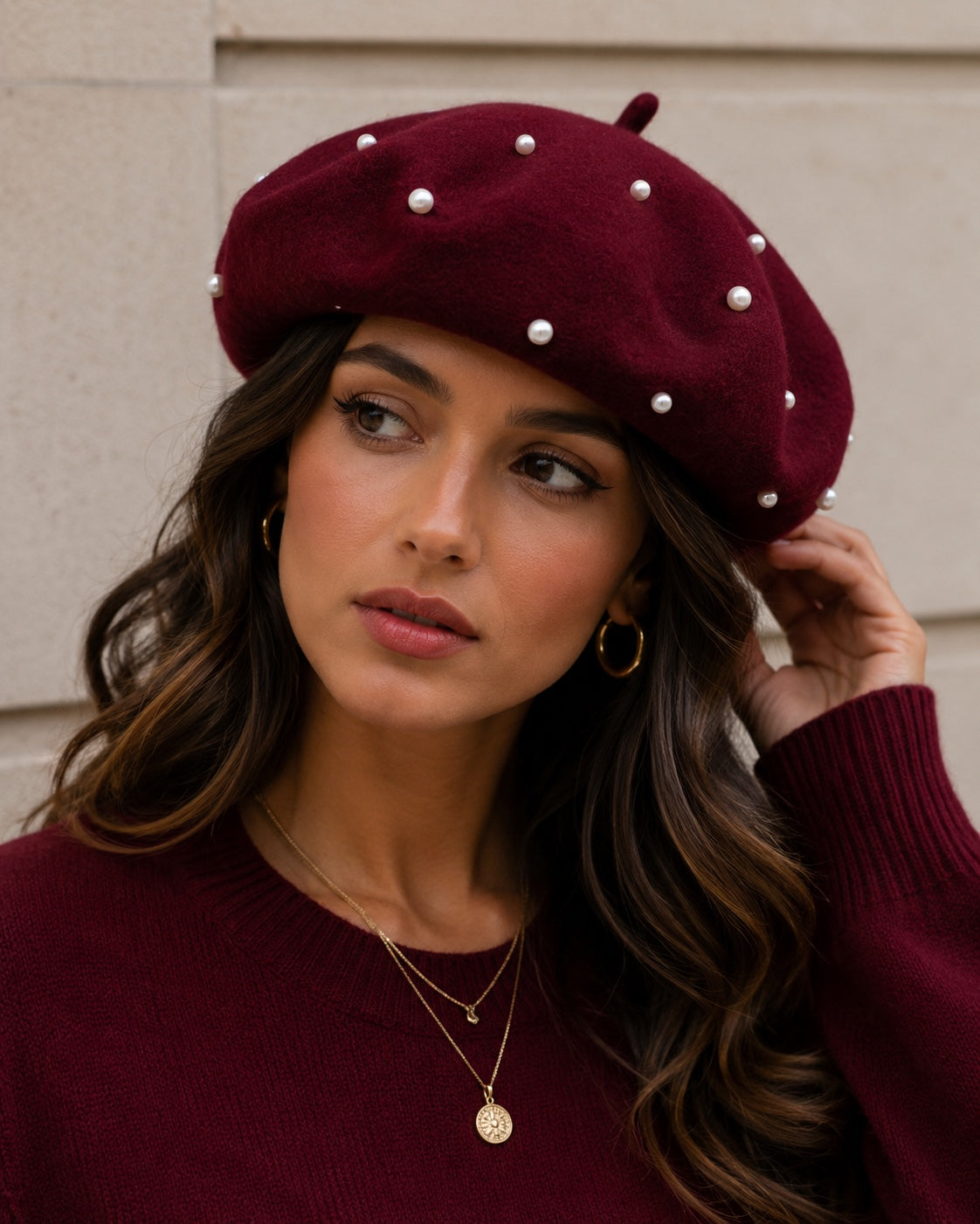 Bordeauxrode dames baret met pareldetails, close-up gedragen