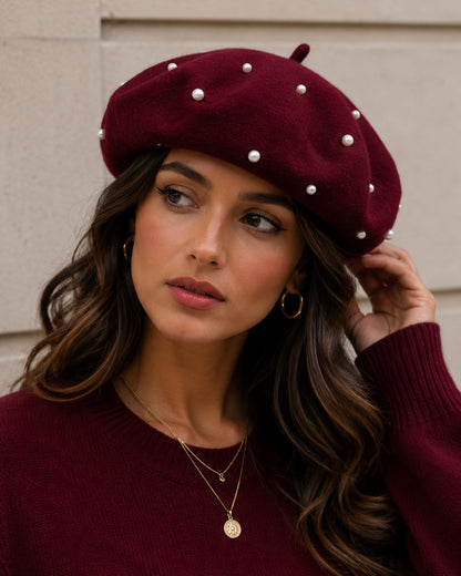 Bordeauxrode dames baret met pareldetails, close-up gedragen