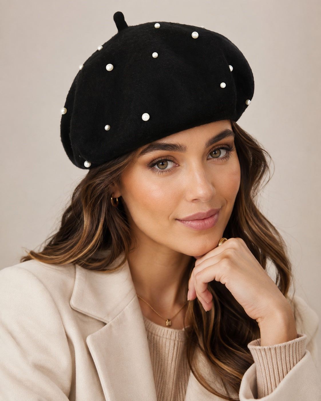 Zwarte dames baret met pareldetails, close-up gedragen