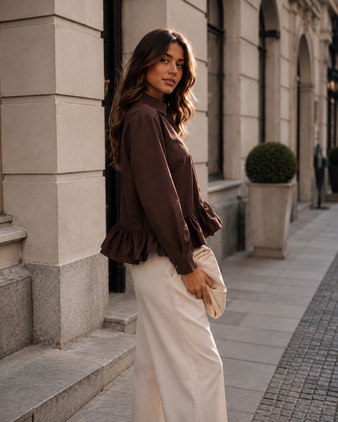 Blouse Elodie chocobruin zijaanzicht met ruches