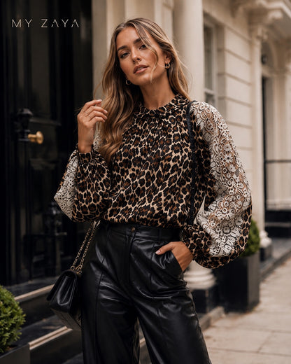 Blouse Oriane panterprint met kantdetail gedragen door model