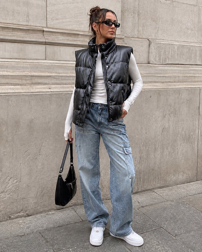 Model draagt zwarte lederlook Bodywarmer Luna