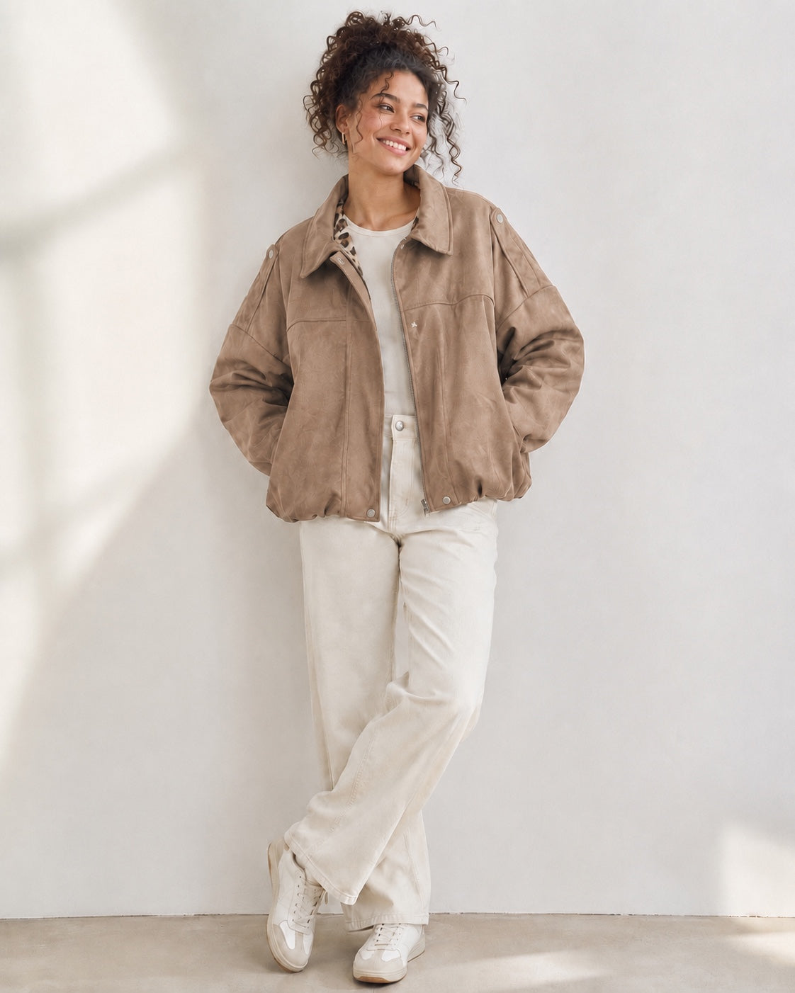 Bomberjack Nora in beige suedine met tijgerprint voering