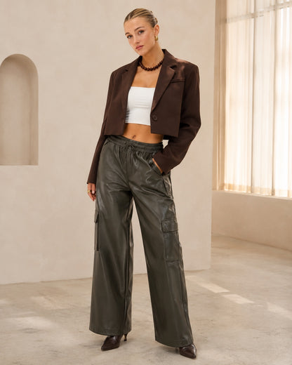 Model draagt olijfgroene PU-lederen Cargo Broek Amara met wide-leg pasvorm