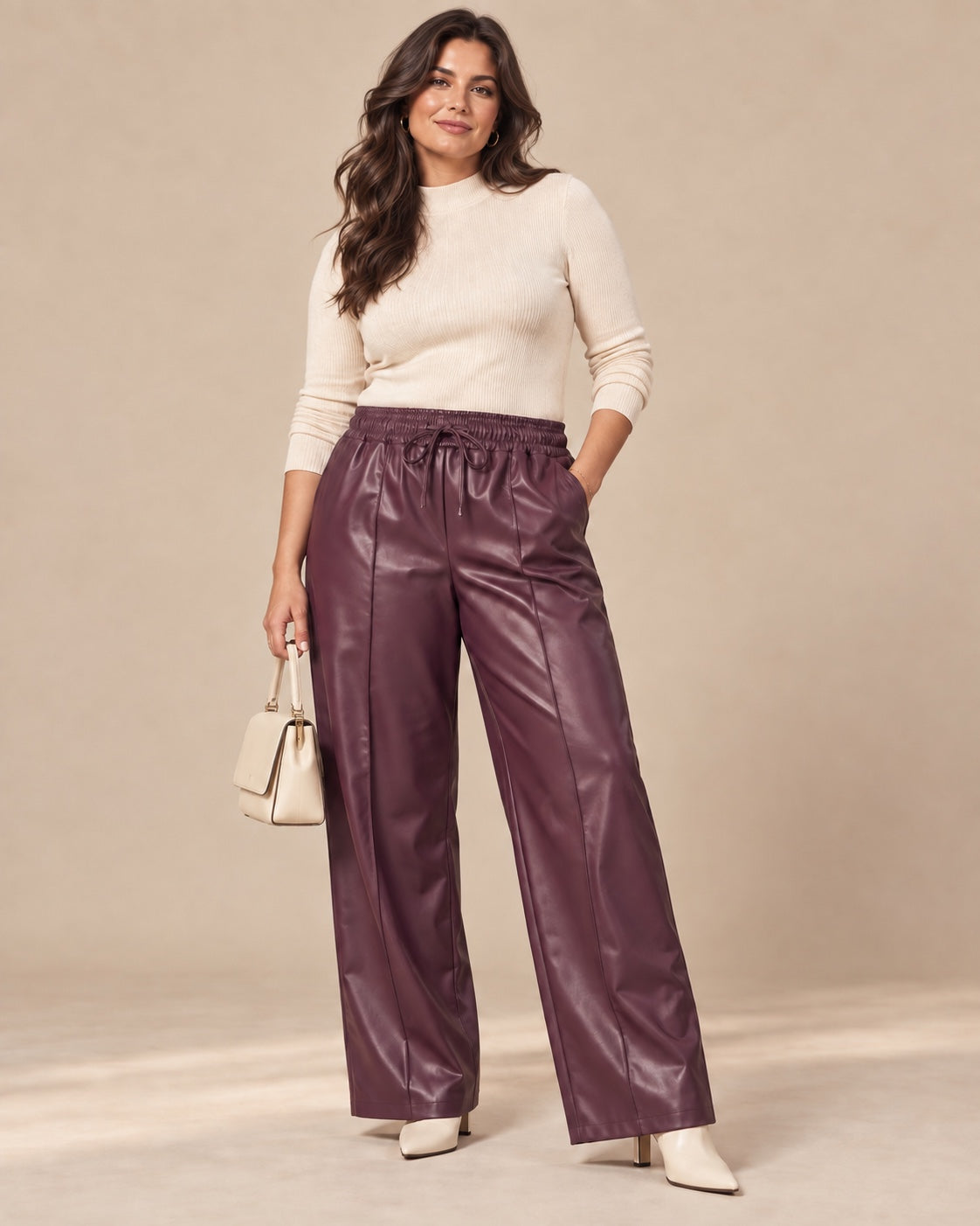 Broek Solène PU leder in bordeaux gedragen door model