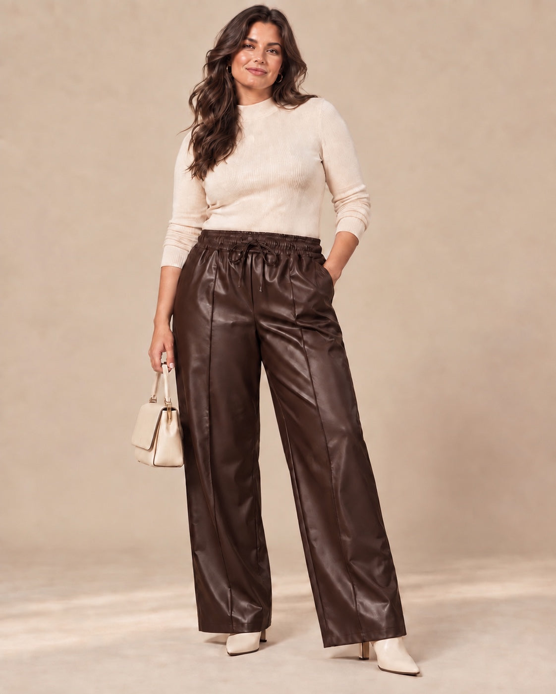 Broek Solène PU leder in chocobruin gedragen door model