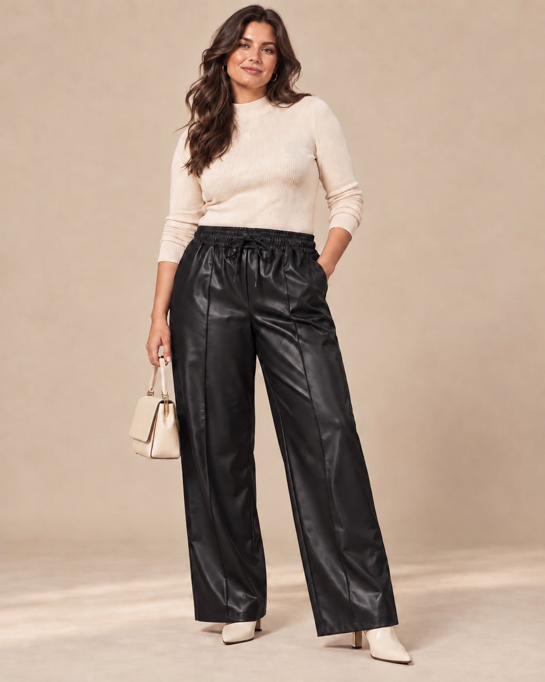 Broek Solène PU leder in zwart gedragen door model