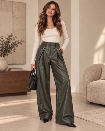 Broek Valora PU leder in khaki gedragen door model