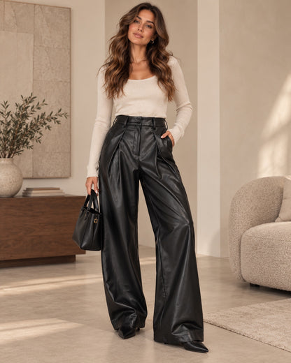 Broek Valora PU leder in zwart gedragen door model