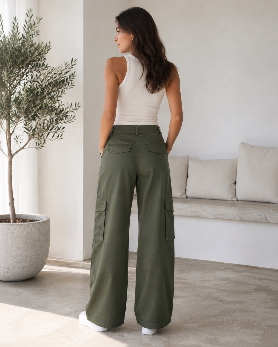 Achteraanzicht van de olijfgroene Cargo Broek Jade voor dames