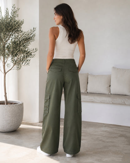 Achteraanzicht van de olijfgroene Cargo Broek Jade voor dames