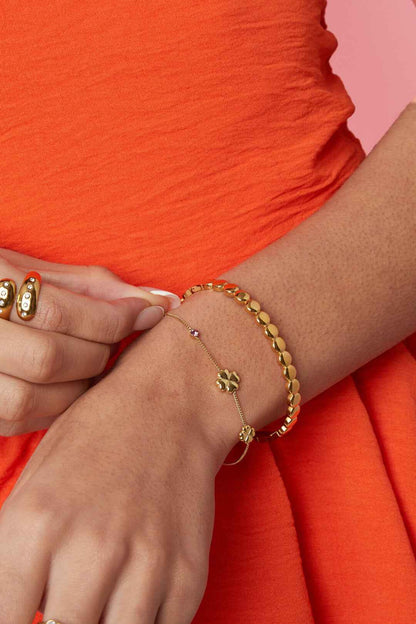 Armband met klavertjes en gekleurd steentje