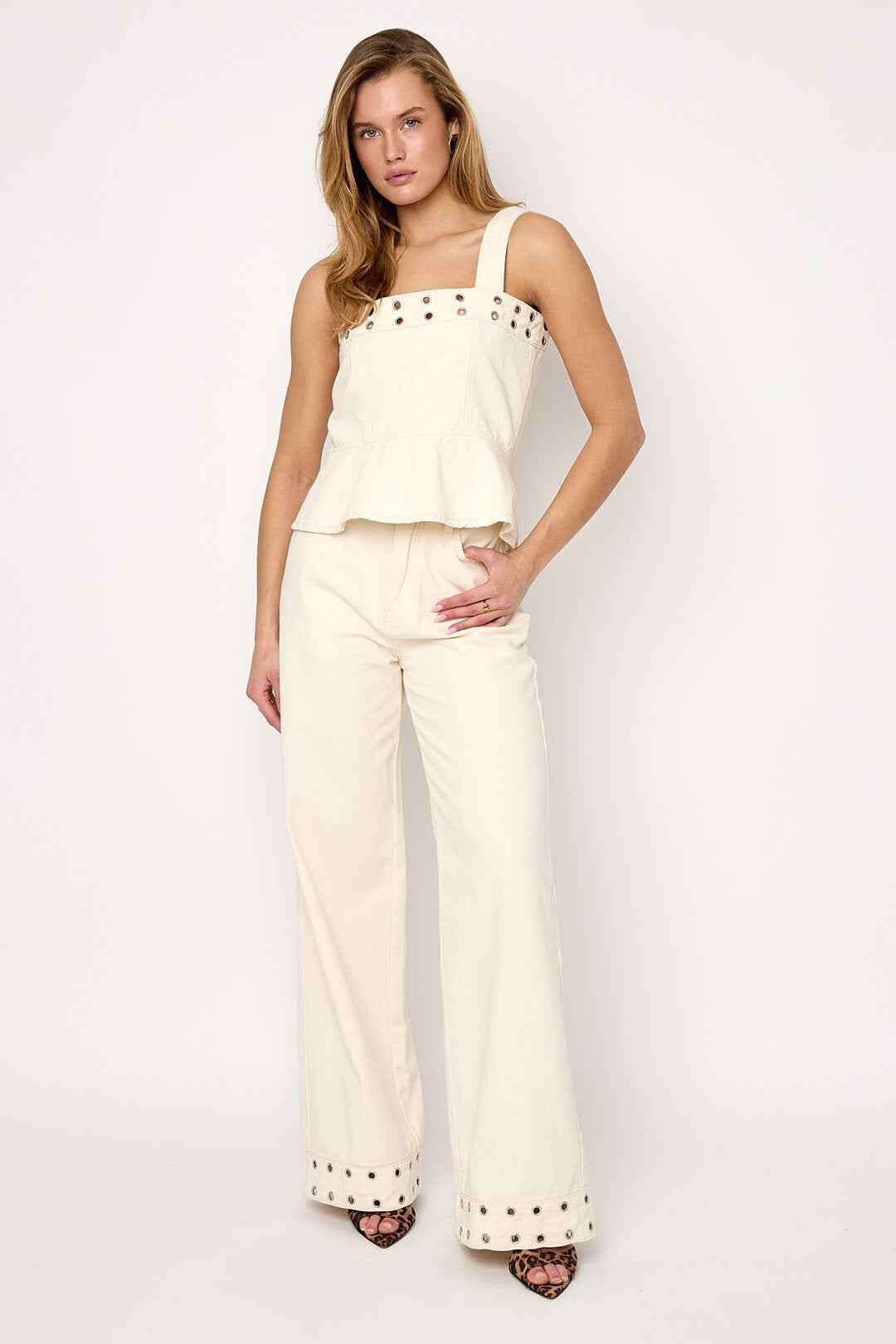 Opvallende denim top met oogjes