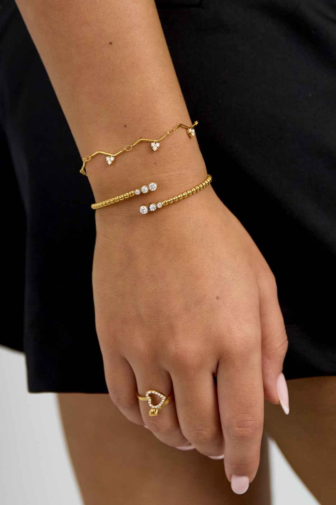 Armband met zigzag patroon en steentjes