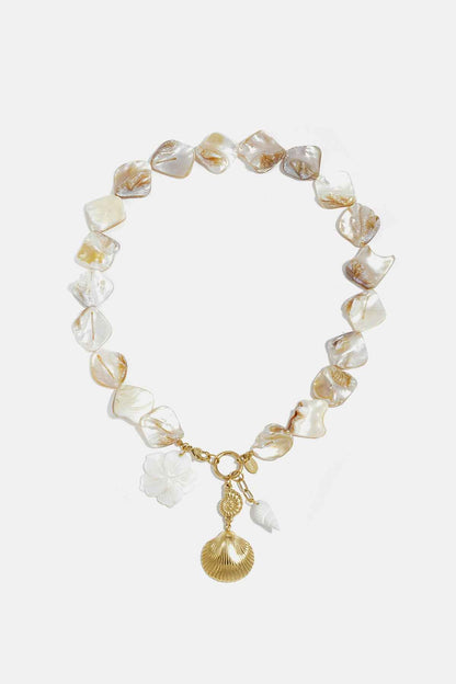 Ketting met kralen van zeeschelpen, parels en hangende schelpen
