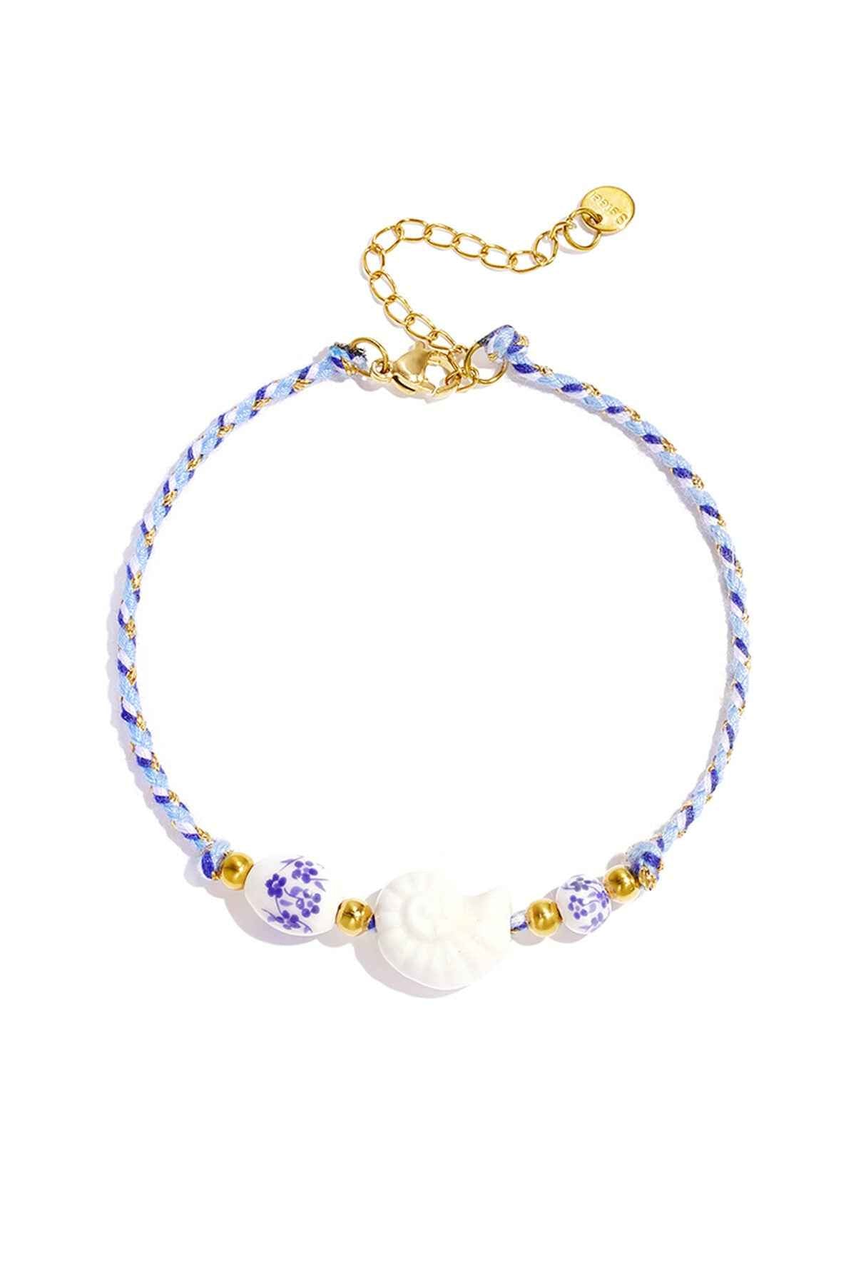 Enkelbandjes van touw met schelpmotief, geschikt voor vakantie, strand of romantische momenten. Damessieraden.