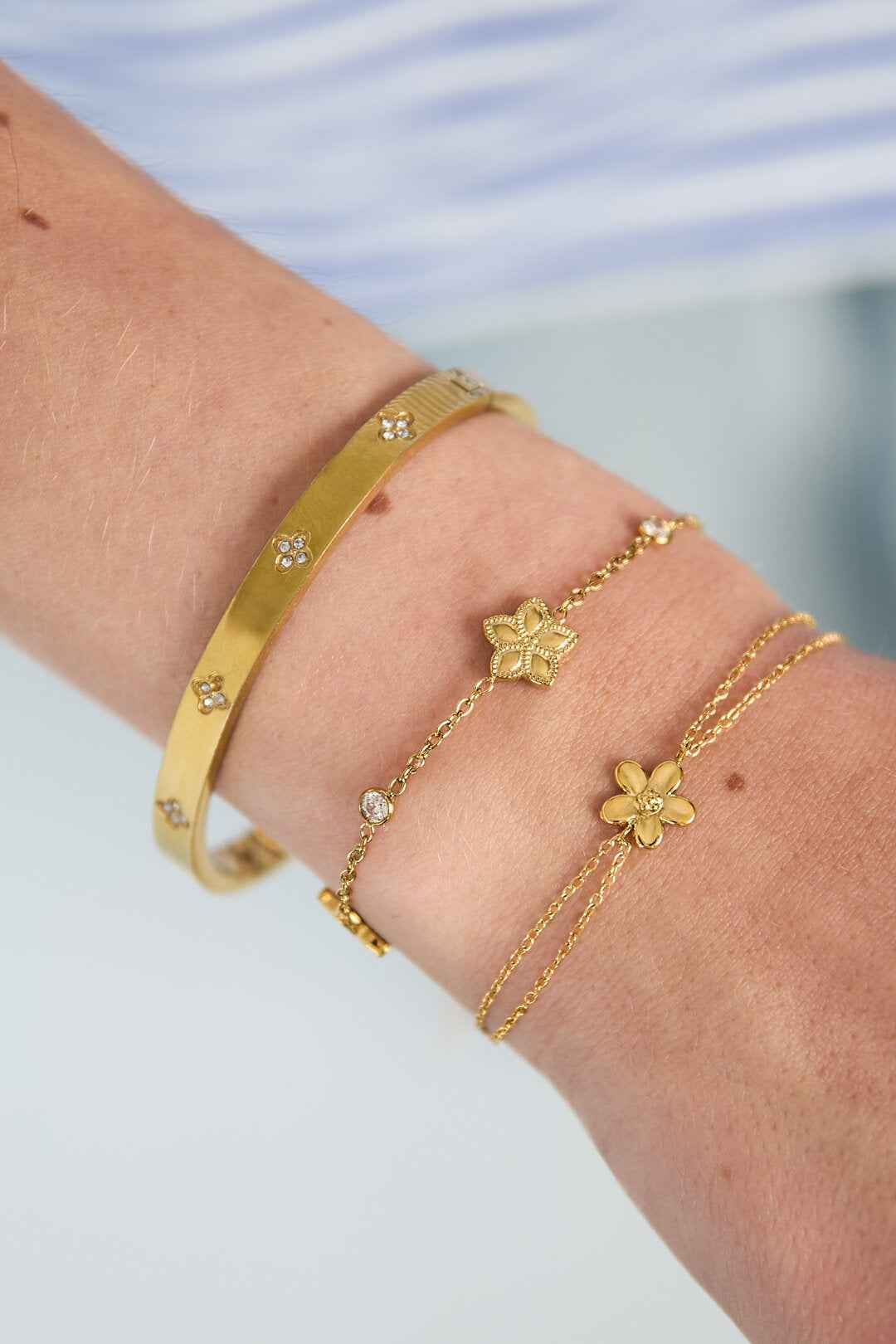 Armband met wisselend patroon van bloemen en steentjes