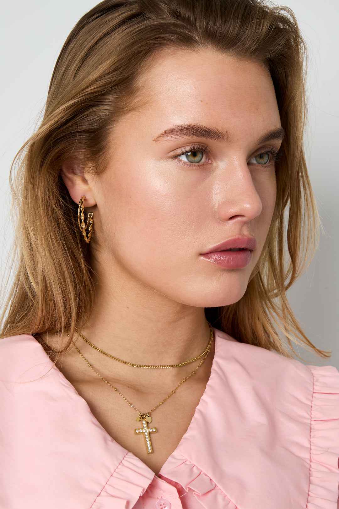 Ketting met belegde kruis hanger en charms
