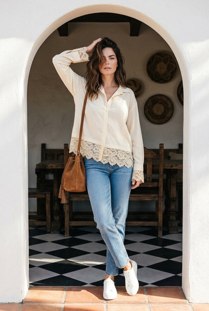 Zachtgele blouse gedragen met jeans