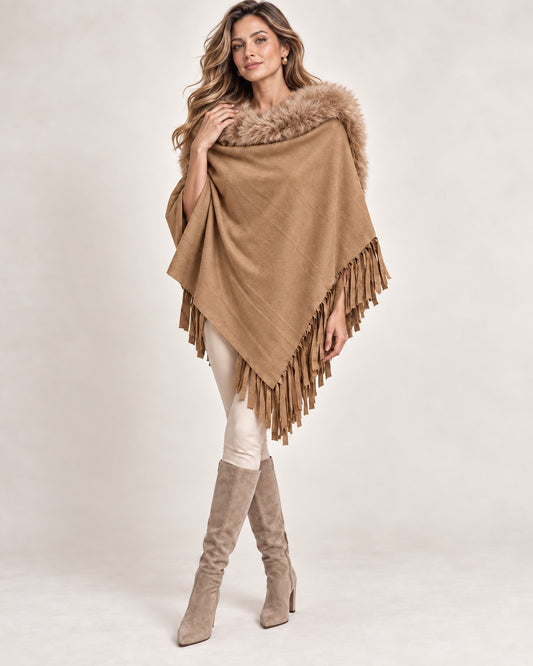 Model draagt camel Omslagsjaal Seraphine los zonder ceintuur
