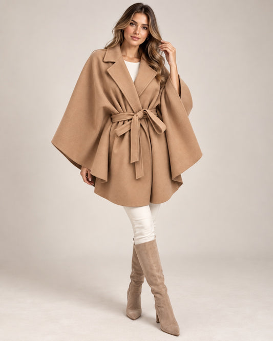 Model draagt camel Poncho Adeline met ceintuur