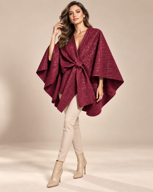 Model draagt bordeauxrode Poncho Aurelia met ton-sur-ton patroon