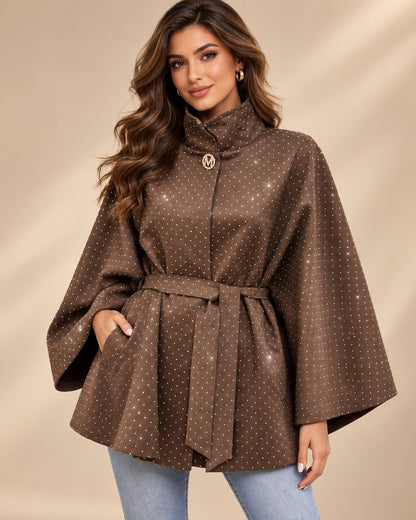 Model draagt chocobruine Poncho Elowen met glinsterende steentjes
