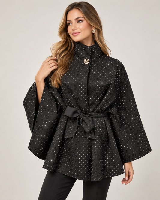 Model draagt zwarte Poncho Elowen met glinsterende steentjes