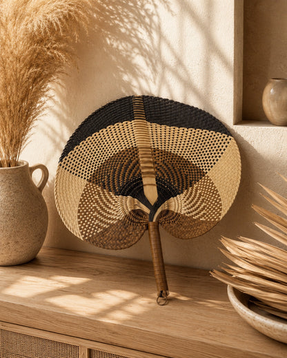 Rotan Hand Fan Aya naturel zwart sfeerfoto