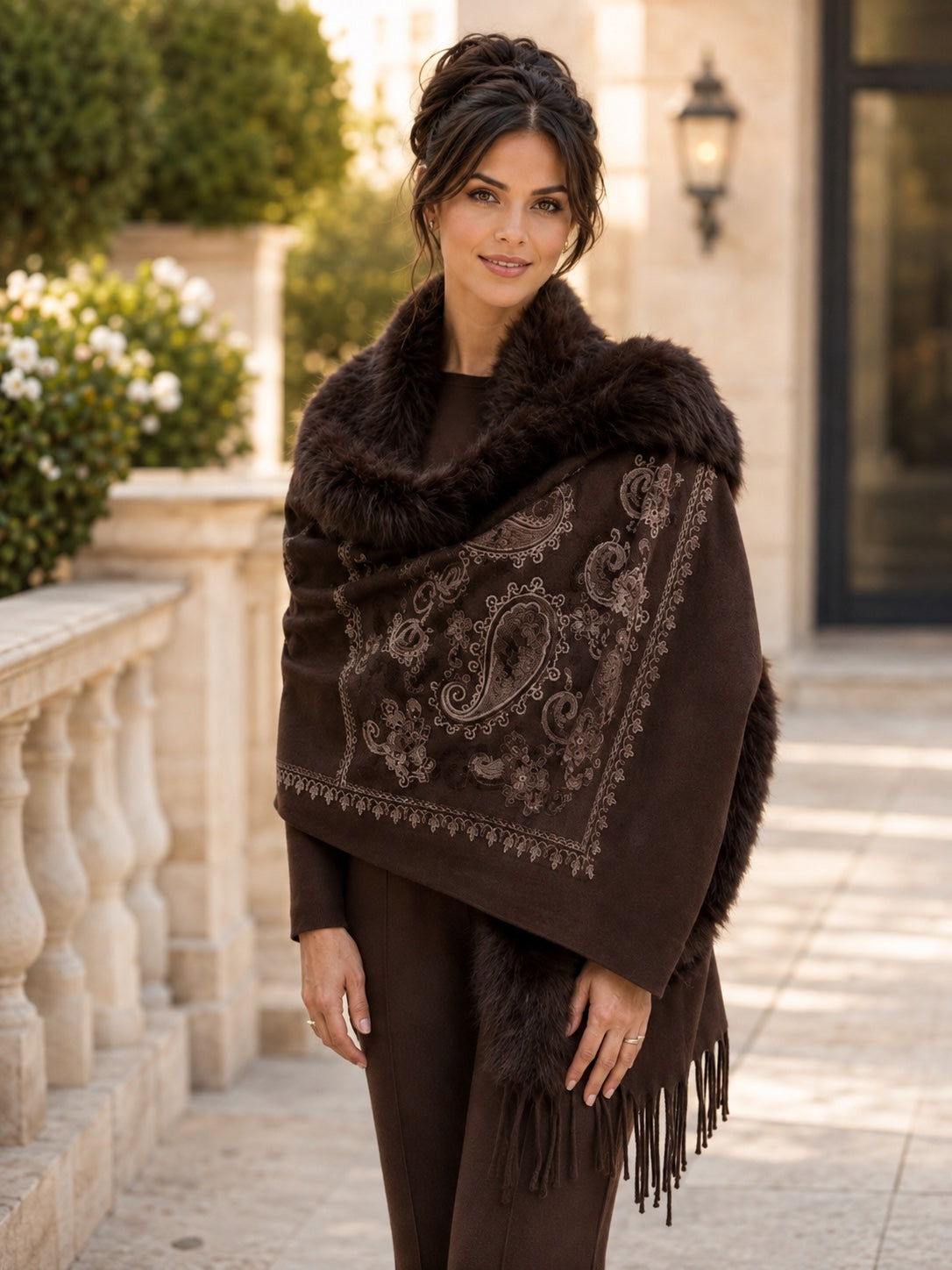 Bruine dames sjaal poncho met paisleyprint, franjes en zachte bontrand