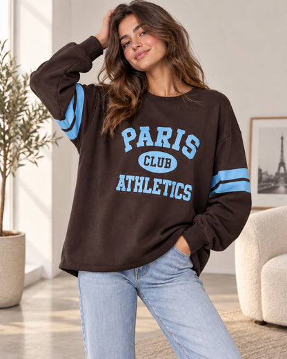 Sweater Amélie Paris Athletics chocobruin met blauwe opdruk op model